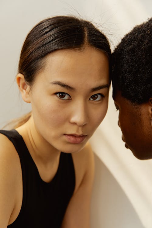 アジアの女性, ブラックタンクトップ, 垂直ショットの無料の写真素材