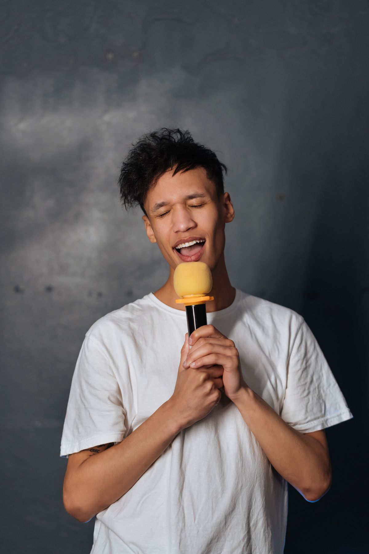 ภาพบรรยากาศกลุ่มเพื่อนร้องคาราโอเกะ ไม่ใช่ภาพจริงของ YUZEN