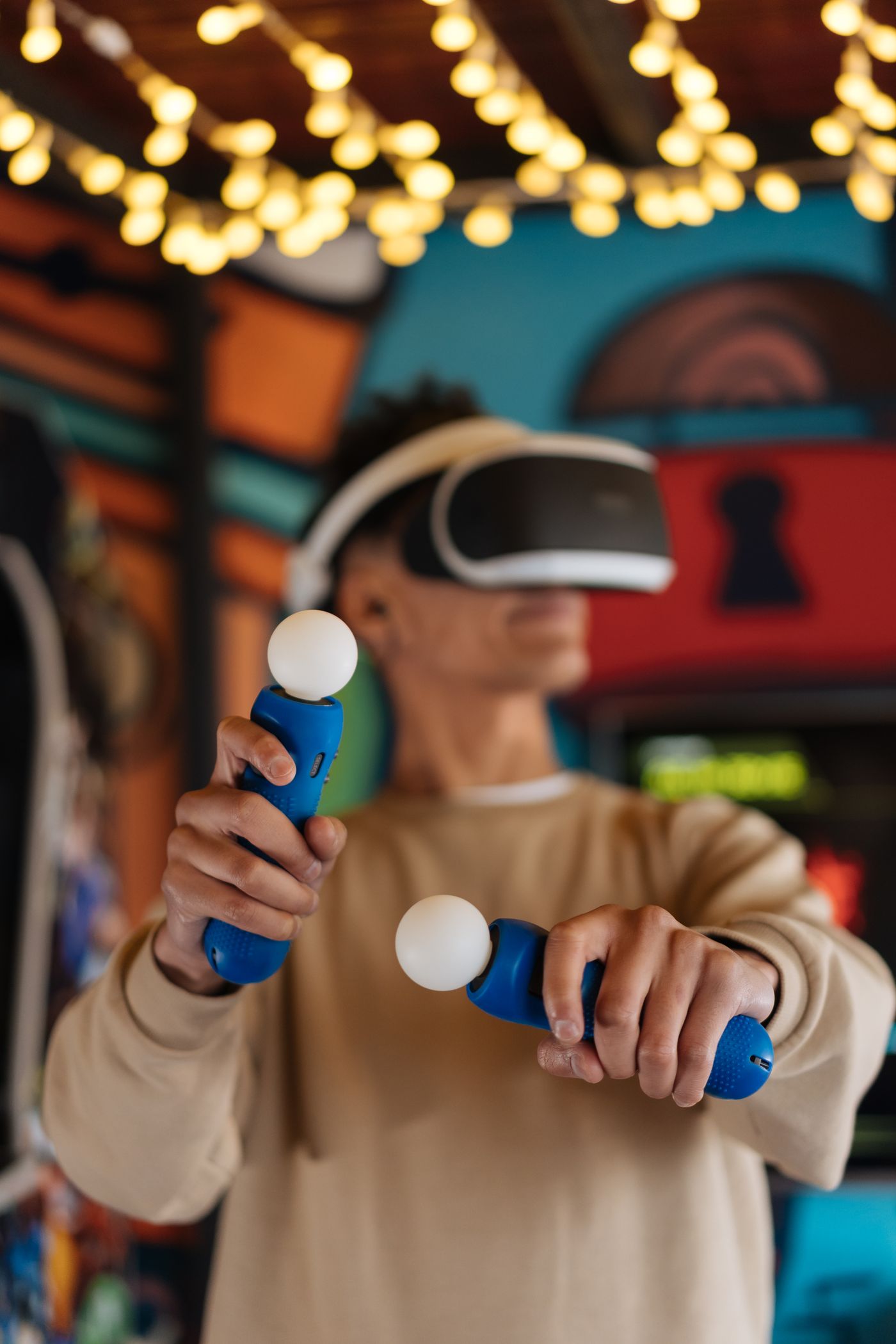 Joueur équipé d'un casque et de contrôleurs de réalité virtuelle