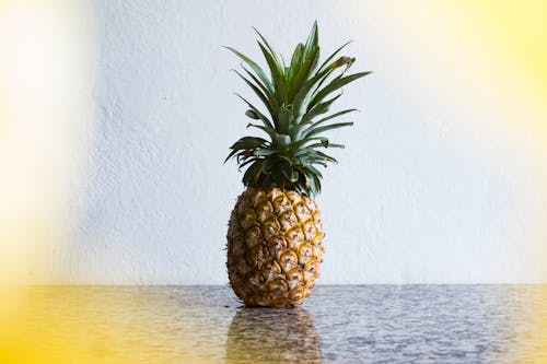 Frutta Ananas Sul Tavolo Grigio