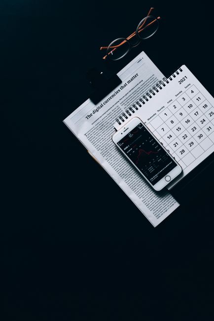 A financial calendar with date markers helping narrow a transaction search to a specific time period