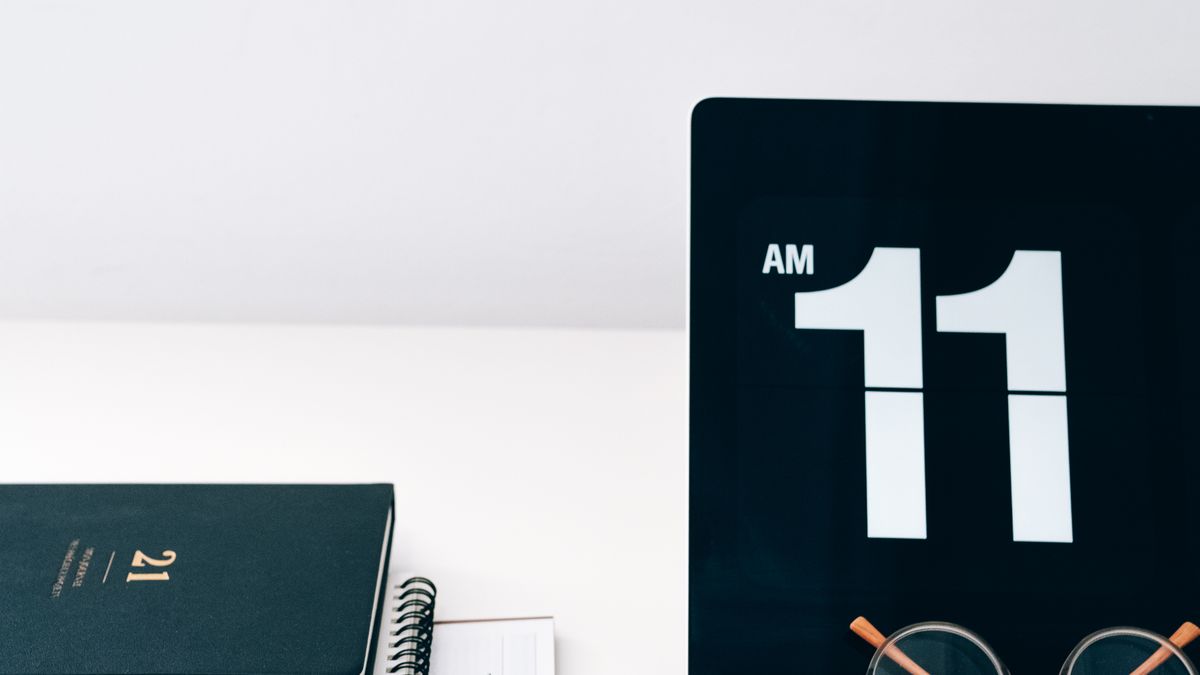 Bureau organisé avec calendrier, ordinateur et téléphone