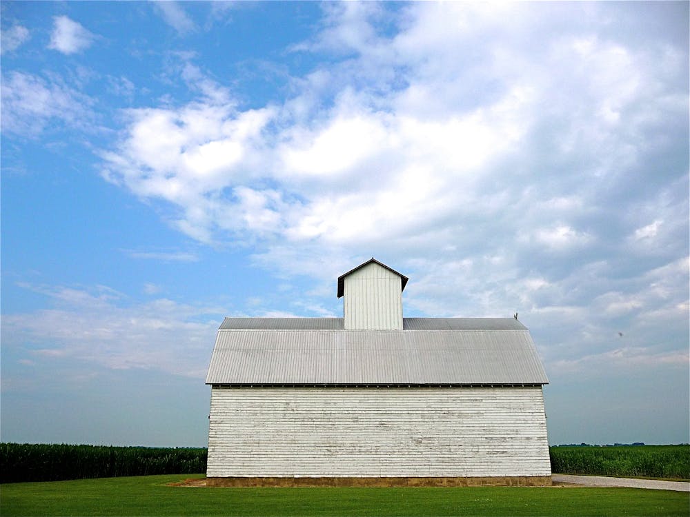 Casa De Hormigón Blanco Y Gris