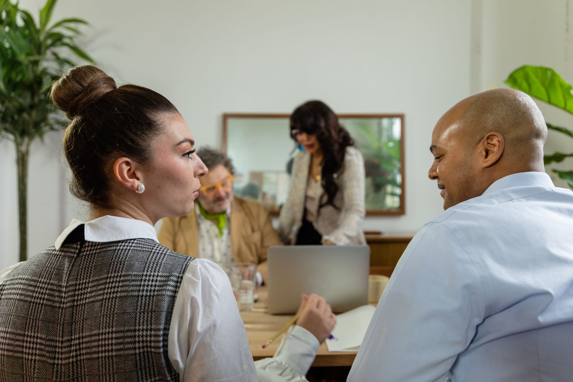 Empleados de oficina en una reunión durante el día