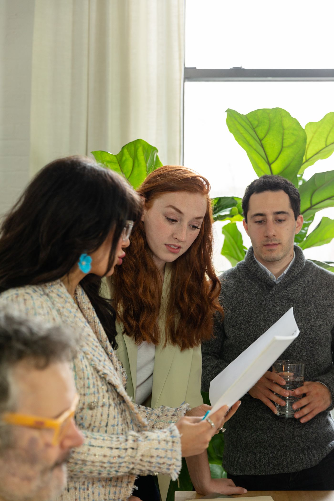 Equipe analisando informações administrativas