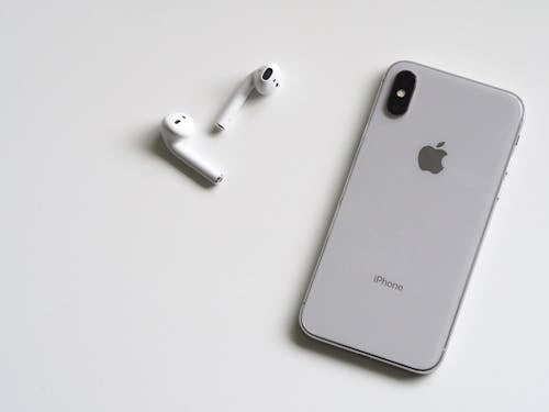 серебряный Iphone X с Airpods