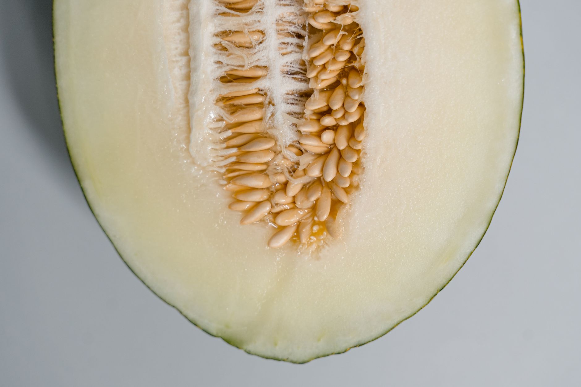 Image détaillée d'une moitié de melon miel montrant les graines et la texture fraîche