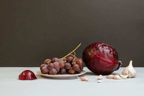 Kostnadsfri bild av rödkål, vindruvor, vitlök