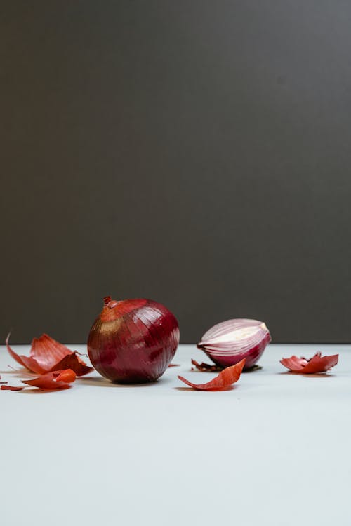 Free A red Onion over a White Surface Stock Photo