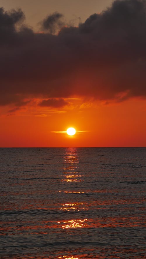 Free Gratis arkivbilde med bakbelysning, gyllen solnedgang, hav Stock Photo