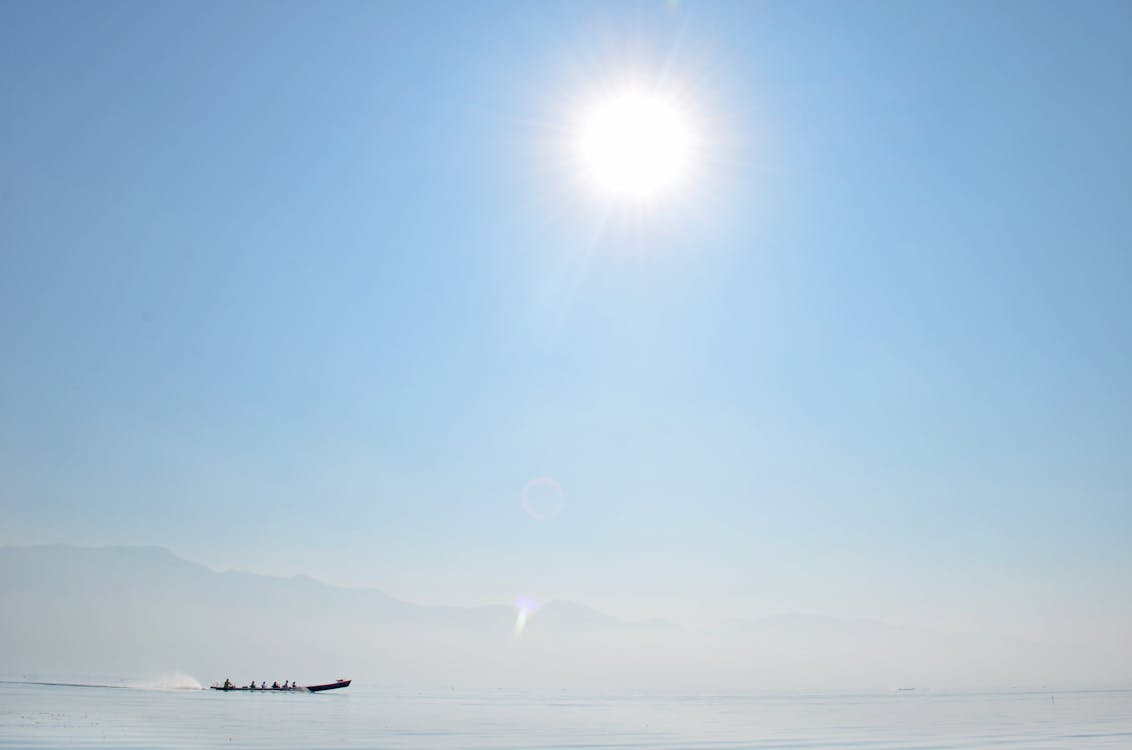 Základová fotografie zdarma na téma čisté nebe, člun, denní světlo