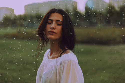 Free Δωρεάν στοκ φωτογραφιών με άνθρωπος, βροχή, γυναίκα Stock Photo