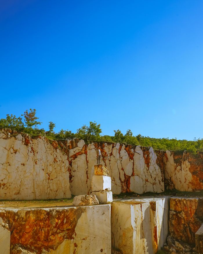 Natural stone extraction site with cut faces