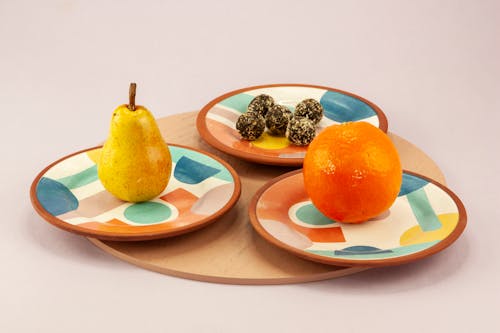 Бесплатное стоковое фото с апельсин, груша, керамические тарелки