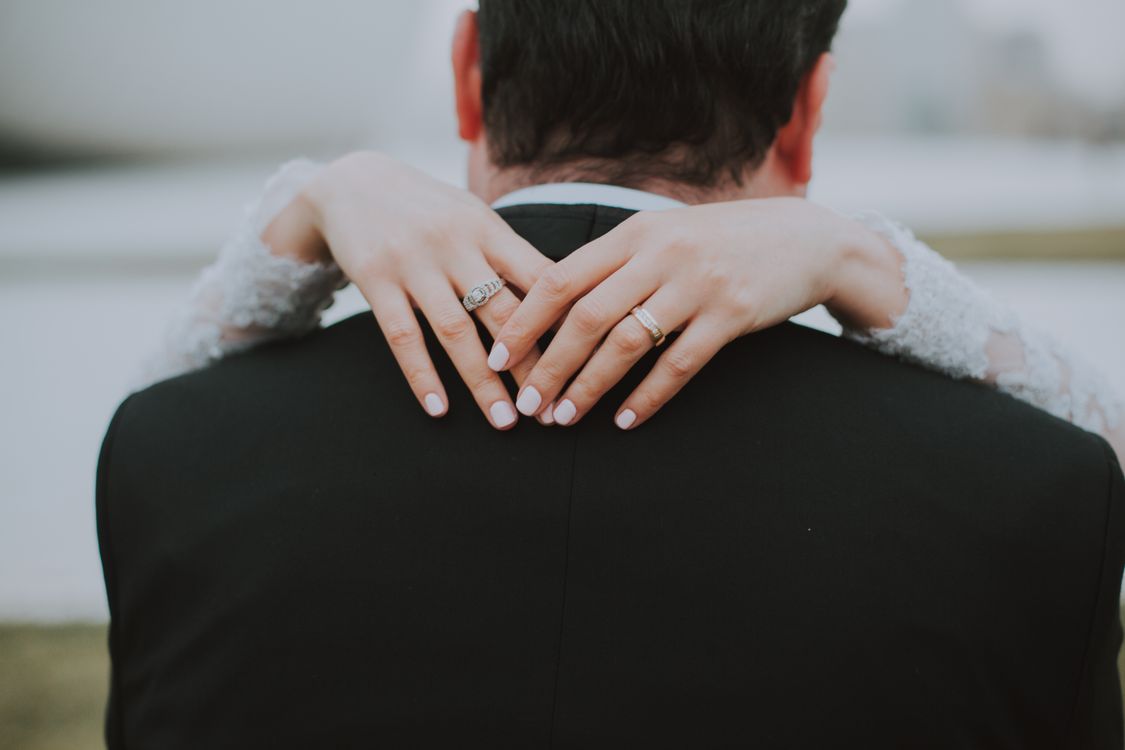 Hombre Vestido Con Chaqueta De Traje Negro · Foto de stock gratuita
