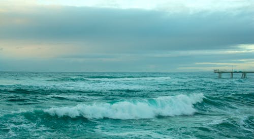 Free Ocean Waves Under Cloudy Sky Stock Photo