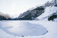 奥地利列岑的冰冻湖泊四周环绕着雪山