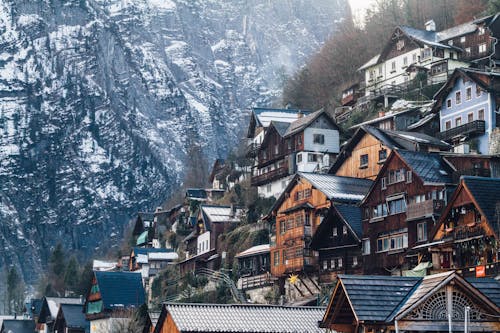 無料 山の盛り合わせ色の木造住宅 写真素材