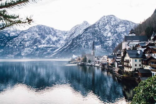 Vista Sul Lago E Sulle Montagne Innevate