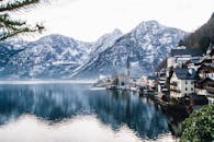 奥地利哈尔施塔特的冬季风景优美，白雪皑皑的山脉与宁静的湖泊相映成趣