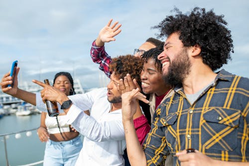 Fotos de stock gratuitas de amigos, de pie, divertido