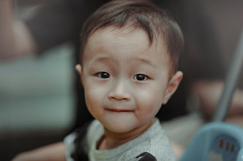 Baby In Grijs En Zwart T Shirt Met Ronde Hals Ondiepe Focusfotografie