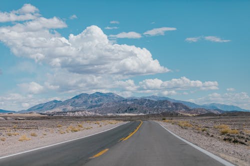 Základová fotografie zdarma na téma asfaltová silnice, bílé mraky, geologický útvar
