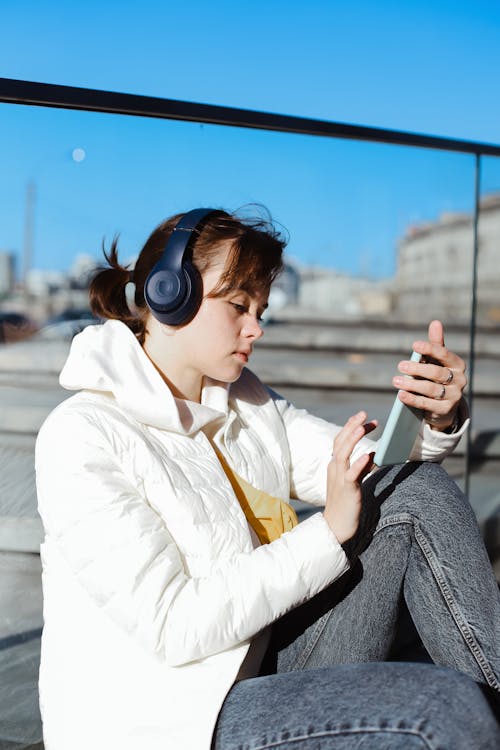 Fotos de stock gratuitas de auriculares, chaqueta blanca, mujer