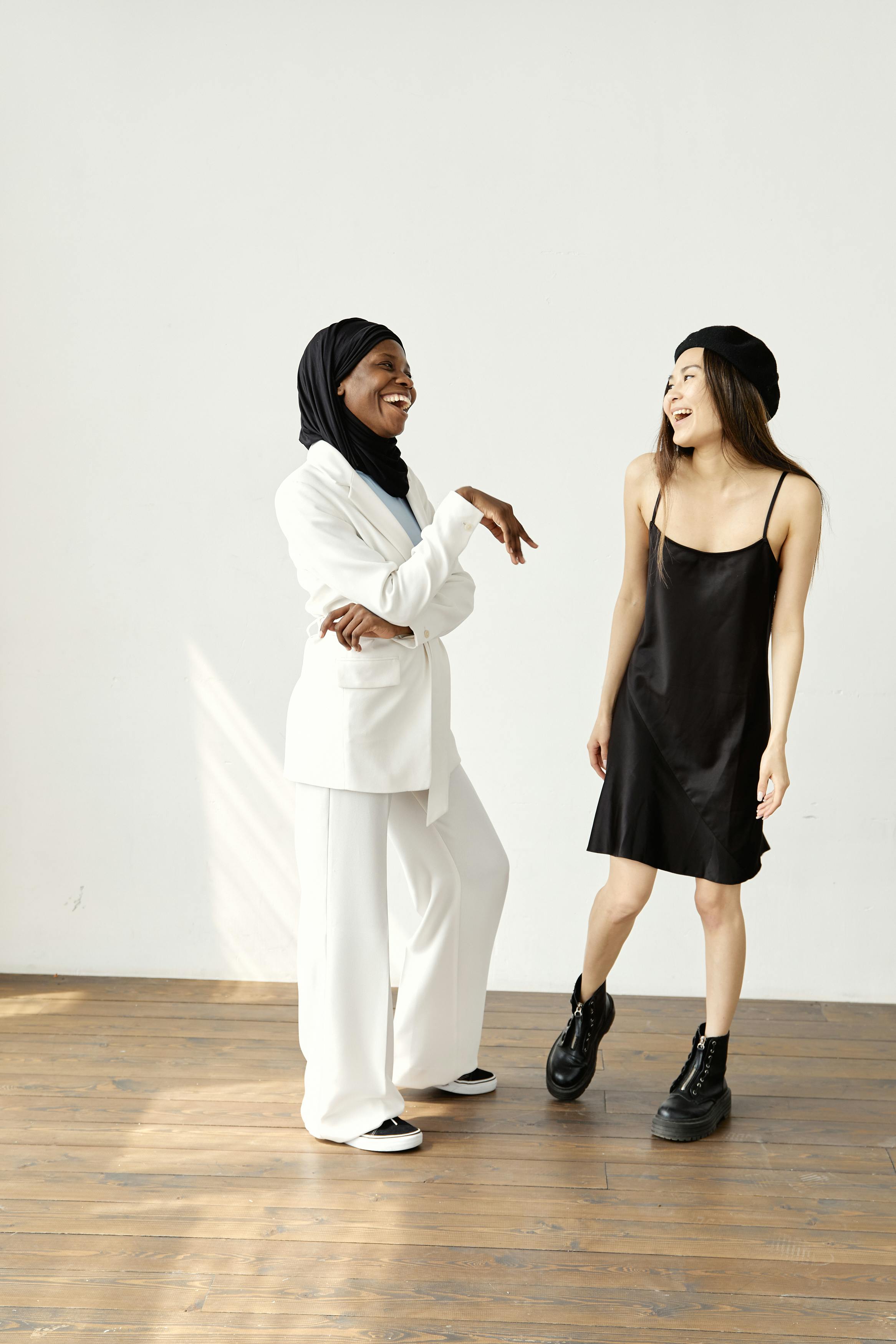 Gratis Wanita Modis Saling Berbincang Foto Stok