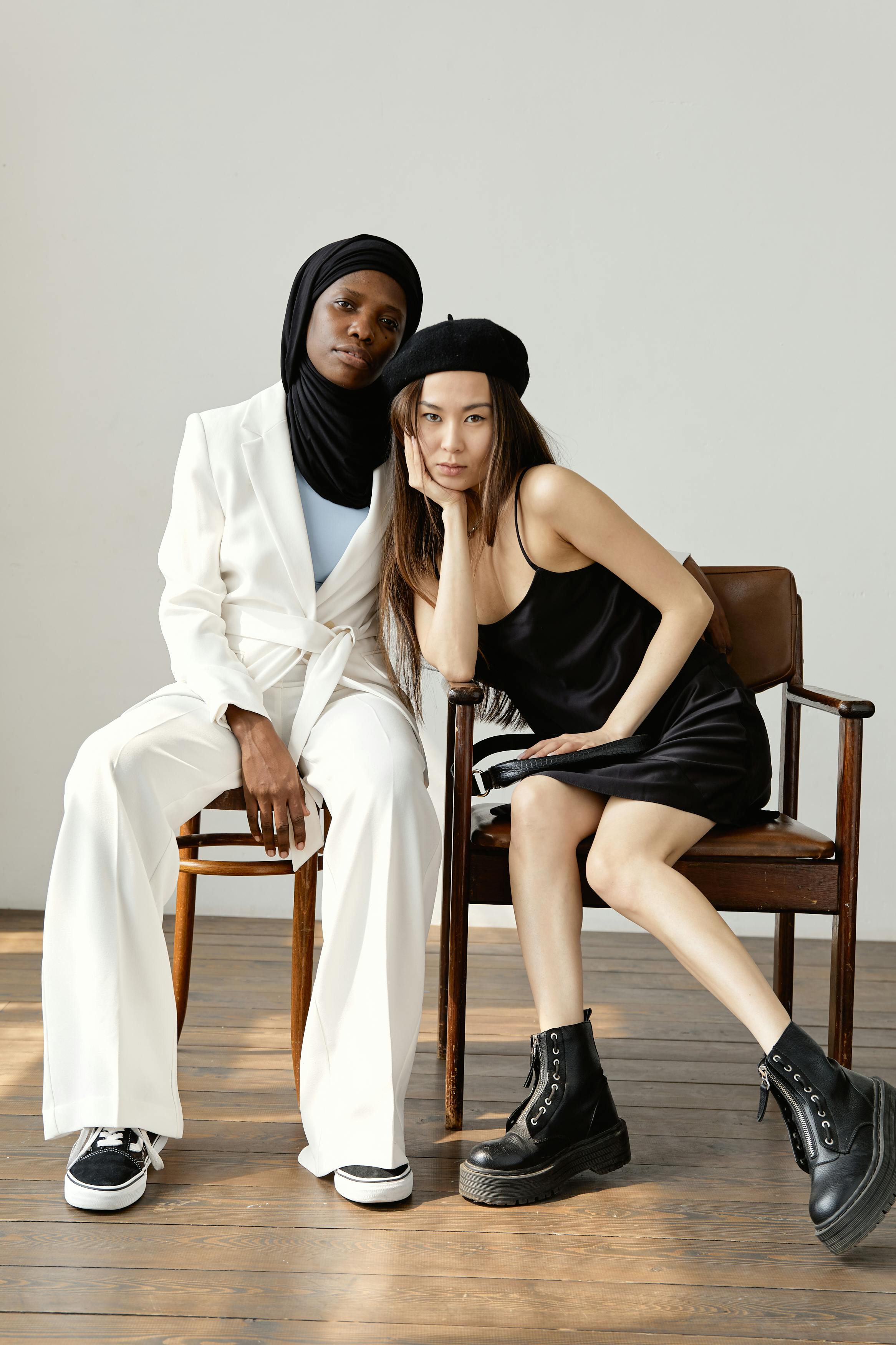 Gratis Wanita Bergaya Duduk Di Kursi Foto Stok