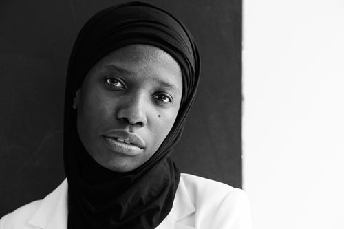 Free Grayscale portrait of a black woman wearing a hijab, showcasing elegance and diversity. Stock Photo