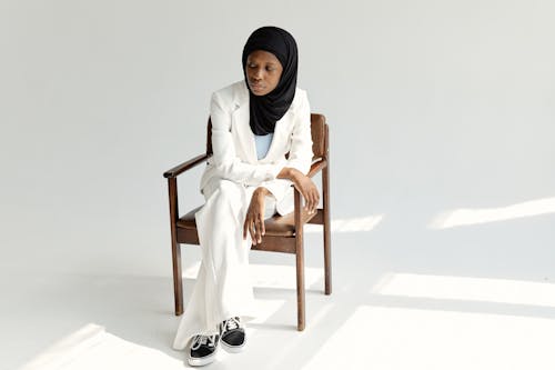 Ingyenes stockfotó afro-amerikai nő, fehér háttér, fehér öltöny témában