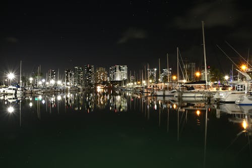 Foto profissional grátis de ancorado, barcos, cidade