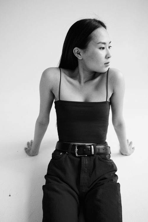 Free Elegant black and white portrait of a young woman in a stylish pose, exuding confidence and grace. Stock Photo