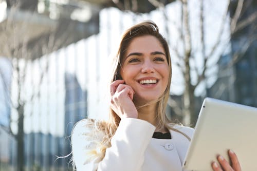 Gratis Mujer, En, Blanco, Chaqueta, Tenencia, Tableta, Computadora Foto de stock