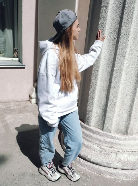 Cap verkehrt herum, oversized weißer Hoodie, helle Jeans, heute muss ich niemandem was beweisen.
#alltagslook #white #hoodie #cap