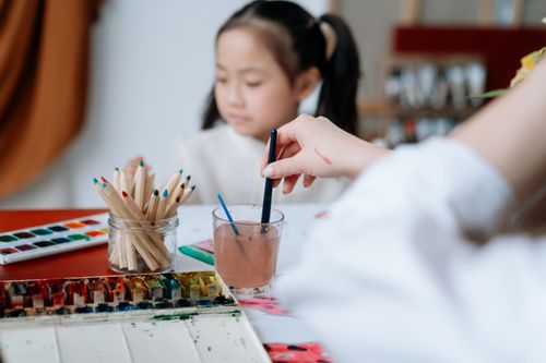 Free A child at an art workshop using watercolors, focusing on creativity and expression. Stock Photo
