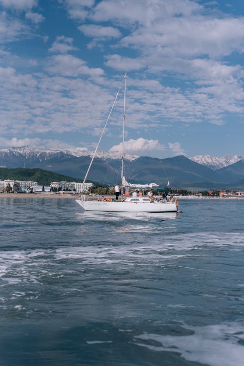 Free White Boat on Sea Under Blue Sky Stock Photo
