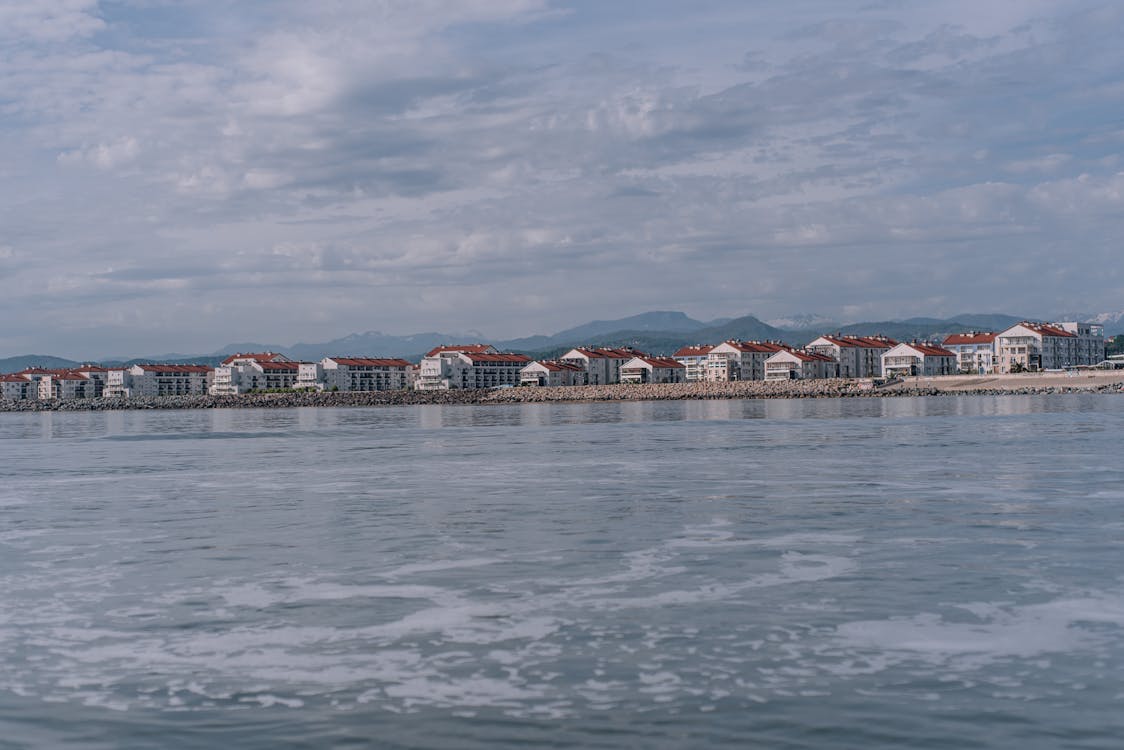 bölge, deniz, evler içeren Ücretsiz stok fotoğraf