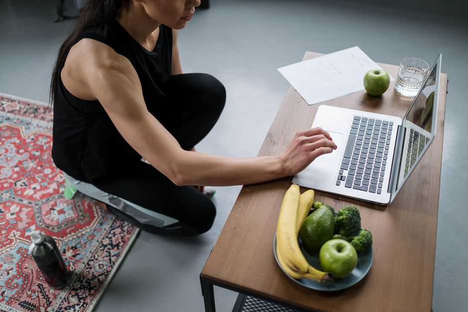 5 Exercise Snacks That Beat Desk Fatigue (Science-Backed)