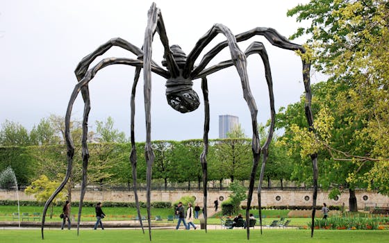 Brown Wooden Spider-formed Statue Photography