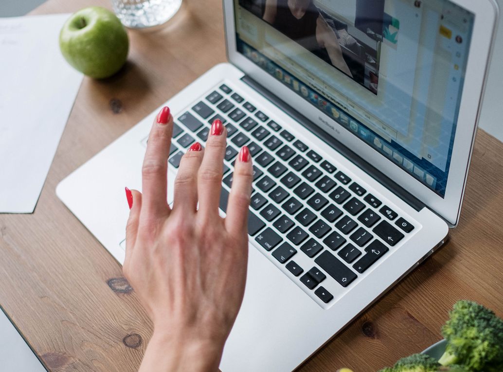 Online dating: starting a conversation on a niche platform