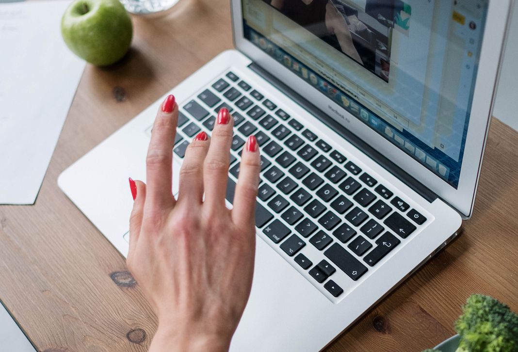 Online dating: starting a conversation on a niche platform