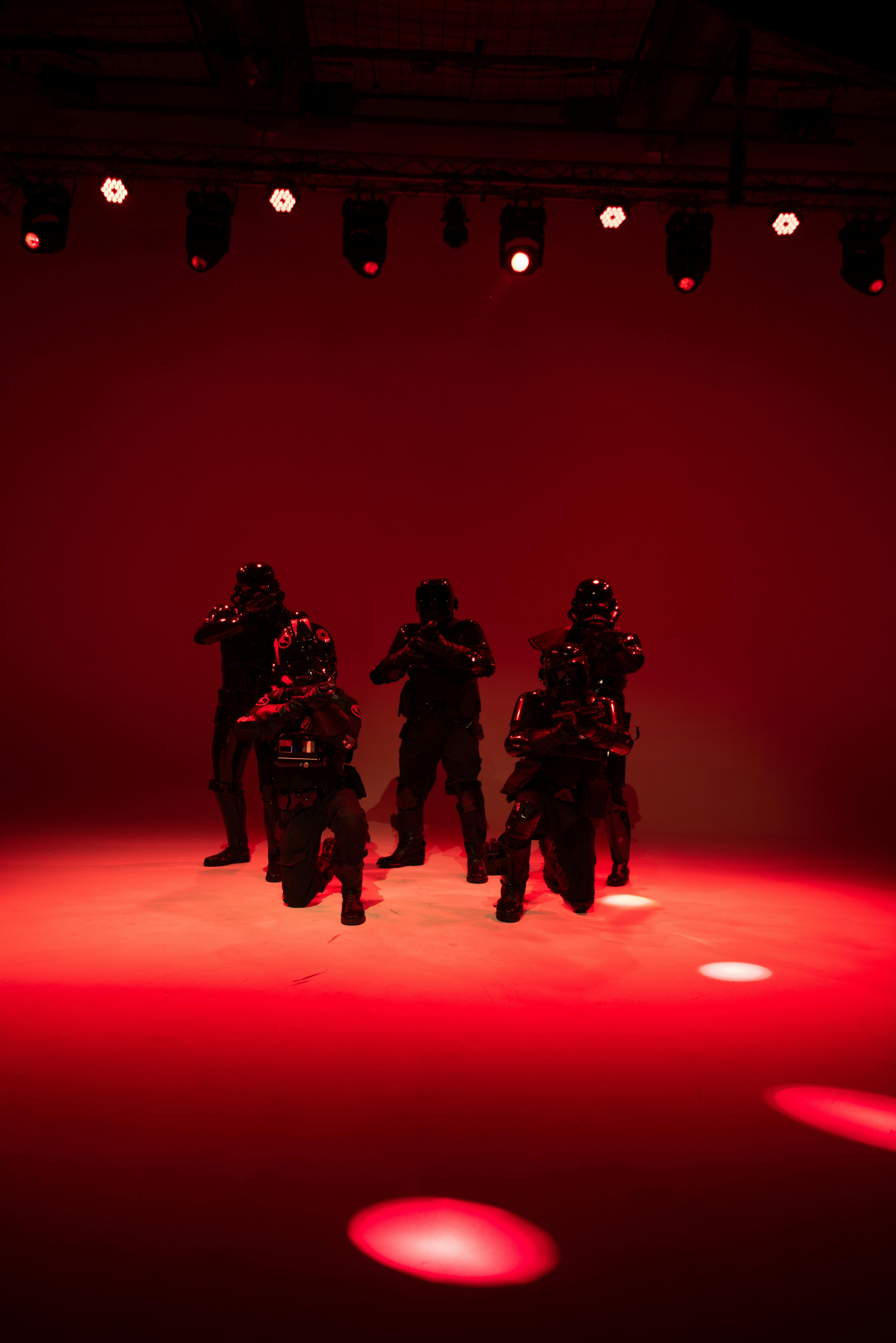 Bezpłatne Darmowe zdjęcie z galerii z ciemne otoczenie, czerwone tło, czerwony etap Zdjęcie z galerii