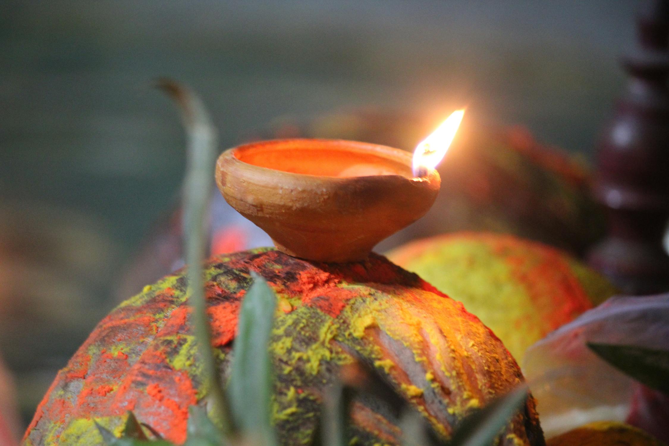 パンデミックのボードゲームを囲むプレイヤーたち