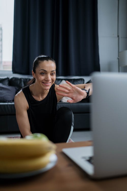 Kostnadsfri bild av ansiktsuttryck, fitness, hand vinkar