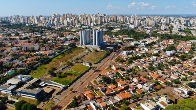 Aerial view of Londrina's cityscape featuring high-rise buildings and residential areas under a clear sky.