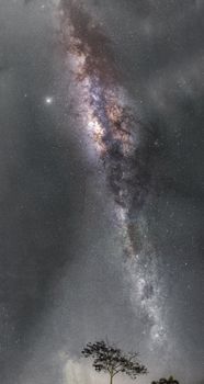 Himmel & Nacht im Universum – Malerische Kosmos-Aufnahme (von Pedro Samora, 4867×9141, #7902774)