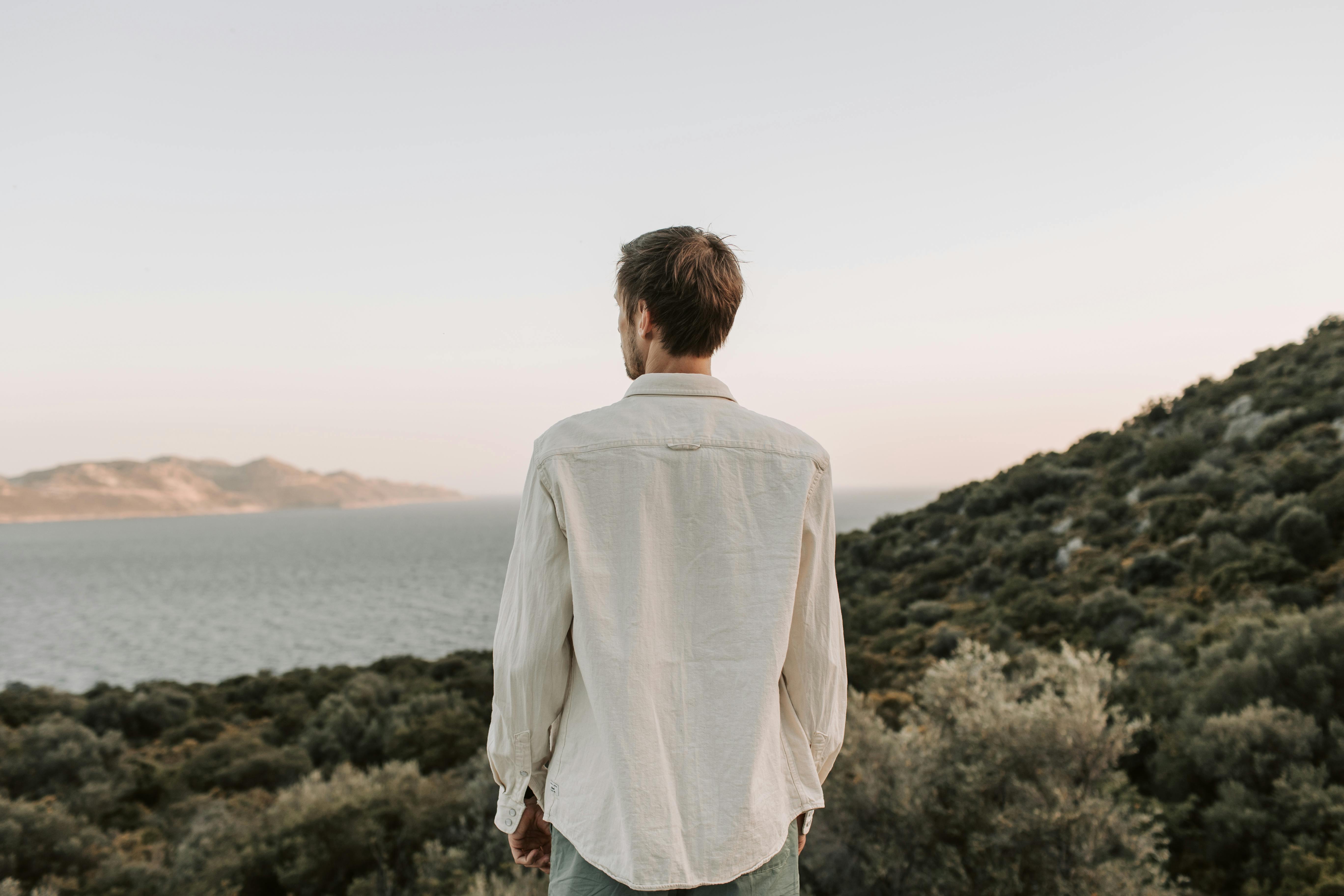 Uomo in giacca rossa in piedi vicino all'edificio durante il giorno foto –  Vestiario Immagine gratuita su Unsplash