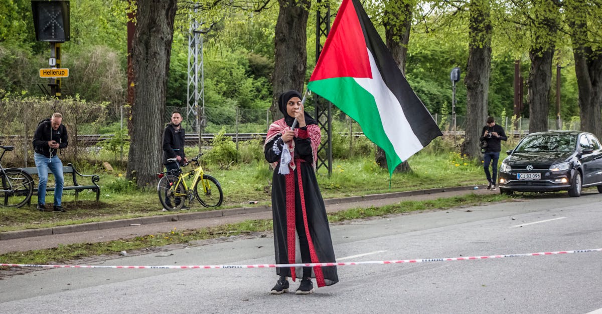康橋國際學生續騎環台 單車繫紫緞帶祈福暖心畫面